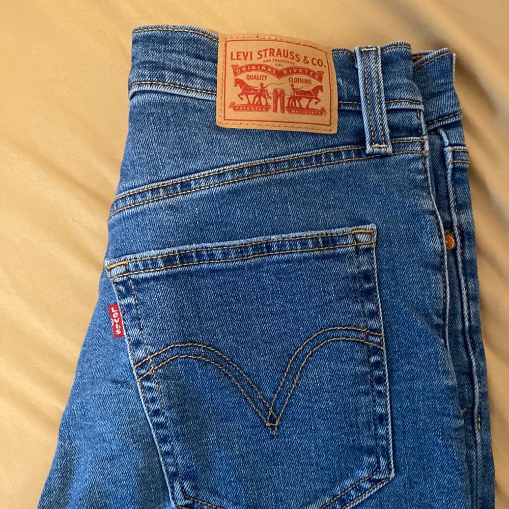 Levi’s rib cage straight ankle size 29